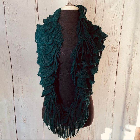 Emerald green infinity scarf with fringe - Picture 4 of 5